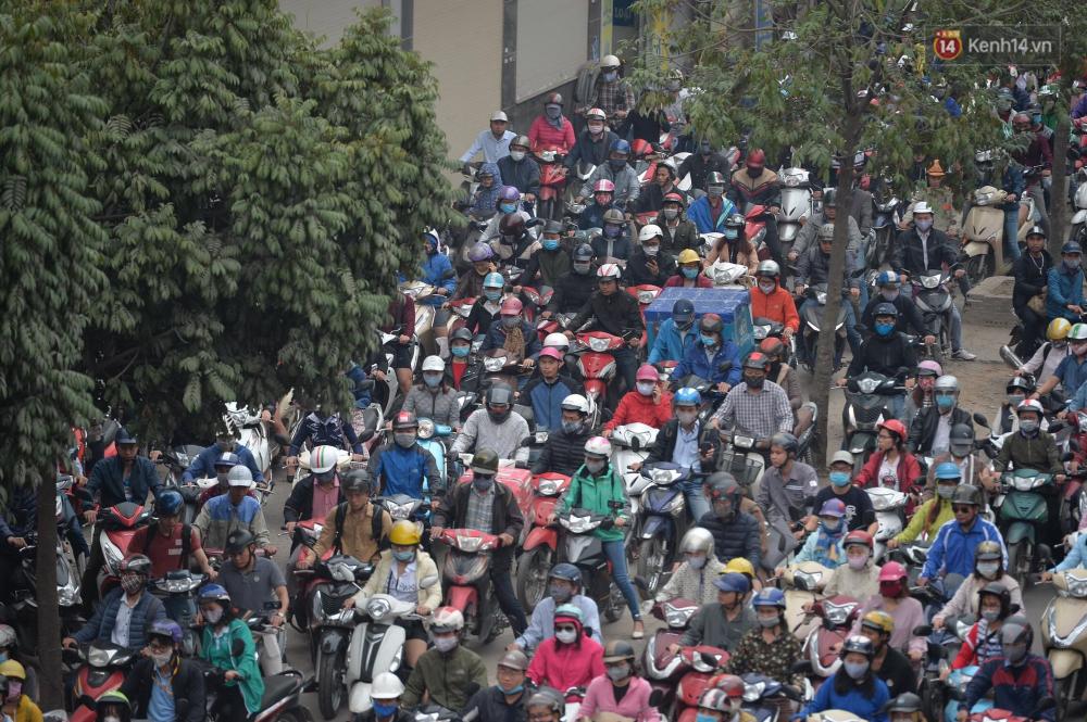 Hà Nội: Vành đai 3 kẹt xe kinh hoàng trong giờ cao điểm sau sự cố tai nạn của xe container Hà Nội: Vành đai 3 kẹt xe kinh hoàng trong giờ cao điểm sau sự cố tai nạn của xe container