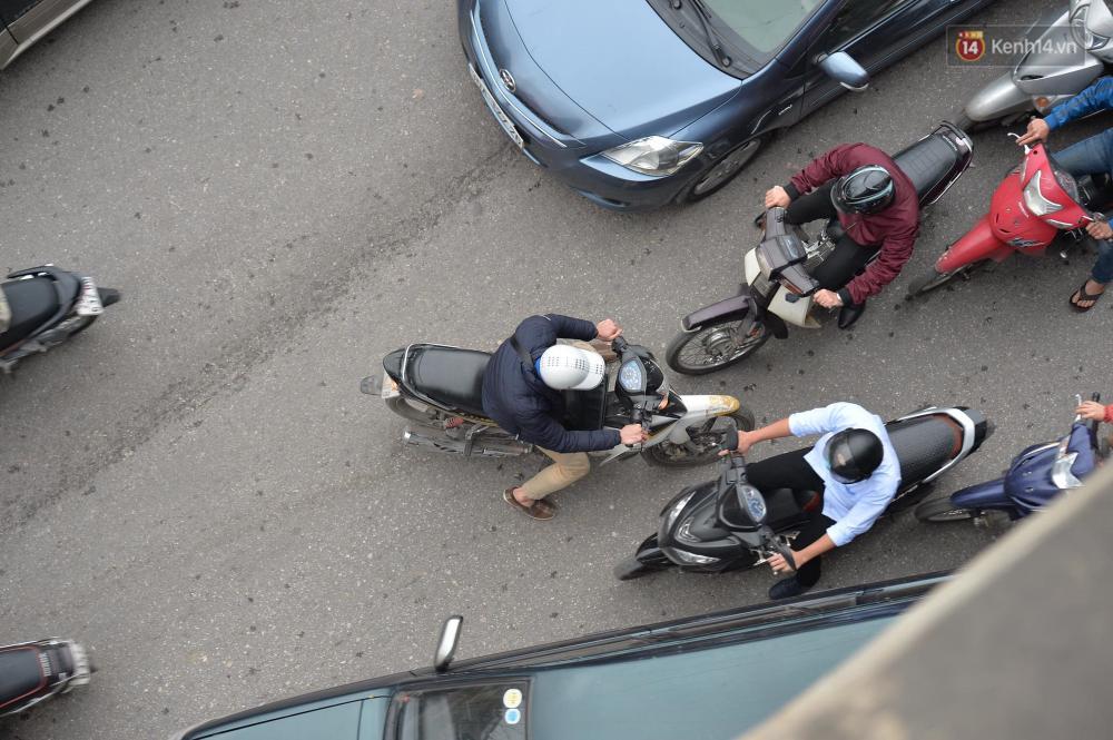 Hà Nội: Vành đai 3 kẹt xe kinh hoàng trong giờ cao điểm sau sự cố tai nạn của xe container Hà Nội: Vành đai 3 kẹt xe kinh hoàng trong giờ cao điểm sau sự cố tai nạn của xe container