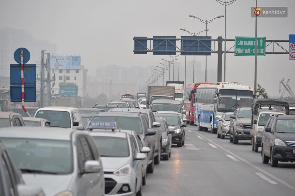 Hà Nội: Vành đai 3 kẹt xe kinh hoàng trong giờ cao điểm sau sự cố tai nạn của xe container Hà Nội: Vành đai 3 kẹt xe kinh hoàng trong giờ cao điểm sau sự cố tai nạn của xe container