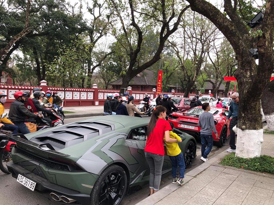 Lamborghini Huracan LP610-4 và Ferrari 488 GTB Lamborghini Huracan LP610-4 và Ferrari 488 GTB