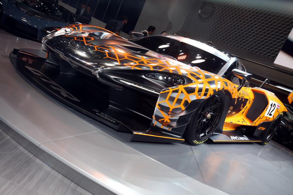 Nền móng của McLaren Senna GTR Concept vẫn là kết cấu khung gầm Monocage III tương tự như ở bản Senna thông thường. GTR cũng sẽ có cân nặng gần như tương đương với Senna nhưng sẽ hưởng lại từ công suất mạnh ơn. Ở giai đoạn hiện tại, tất cả những gì McLaren nói là nó sẽ có chỉ số mã lực trên 814, tăng từ 789 mã lực ở Senna thông thường.