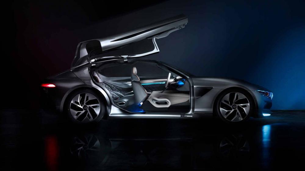 Pininfarina tưởng tượng rằng người ta có thể sử dụng HK GT trên đường đua dễ đàng như khi sử dụng cho đường dài. Khi tài xế chuyển sang chế độ Race, đèn nội thất sẽ đổi từ màu xanh lam sang màu đỏ, và bảng điều khiển sẽ chỉ hiển thị các thông tin quan trọng. Màn hình trên cụm điều khiển trung tâm sẽ hiển thị phép đo từ xa và cho phép thay đổi cài đặt hệ thống treo.