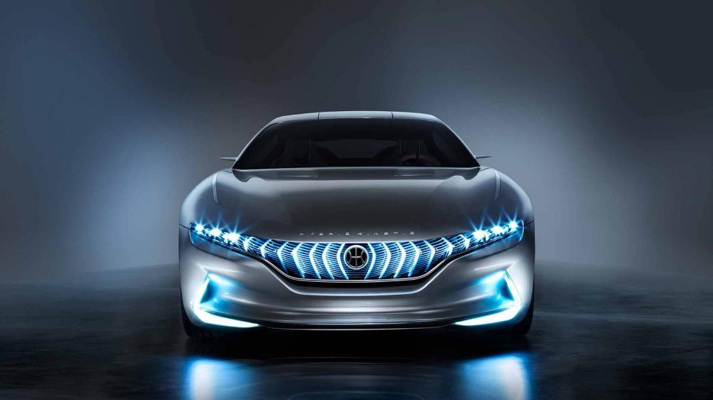 Quả thực, HK GT có một diện mạo rất ấn tượng với đèn pha LED và những dọc đèn thẳng đứng nằm ở mũi xe, và thậm chí mọi thứ còn sáng đẹp, huyền ảo hơn nữa ở những góc của mặt trước xe. Nhờ hệ thống đèn sáng nổi bật thế này, chắc chắn không phải lo đến chuyện người ta không nhìn thấy chiếc xe này đang đi theo chiều ngược lại ở trên đường.