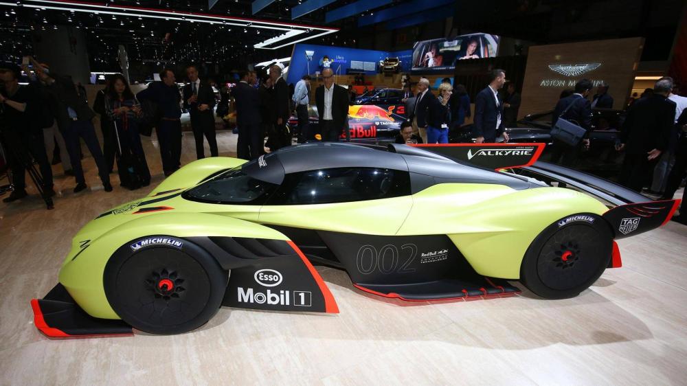 Đội ngũ ở Aston Martin và Red Bull Racing đã mong muốn biến Valkyrie trở thành một chiếc xe đua có khả năng hoàn thành một vòng đua ngang ngửa với một mẫu LMP1 hiện đại hoặc thậm chí là cả một xe F1. So sánh với phiên bản đi trên đường phố của nó, AMR Pro có những chi tiết khí động học lớn hơn ở phía trước và phía sau để sản xuất thêm lực ép xuống. Thân xe nói chung cũng trở nên rộng hơn. Sự trùng tu này đồng nghĩa rằng Valkyrie AMR Pro có thể tạo ra lực quay vòng cỡ 3G trên đường đua.