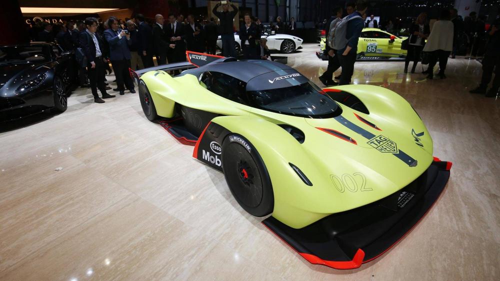 Mẫu hypercar Aston Martin Valkyrie đã trở nên sắc sảo hơn nữa ở triển lãm ô tô Geneva 2018 nhờ có màn ra mắt của phiên xe chỉ đi trên đường đua, Valkyrie AMR Pro. Mãnh thú mới của hãng xe Anh Quốc này sử dụng một động cơ hybrid V12 với hơn 1.100 mã lực, và có thể đạt tốc độ tối đa tới 362 km/h, chưa kể sở hữu một thân vỏ đã được biến đổi nhiều để sản xuất lực ép xuống mặt đường cao hơn đáng kể so với phiên bản đi trên đường phố.