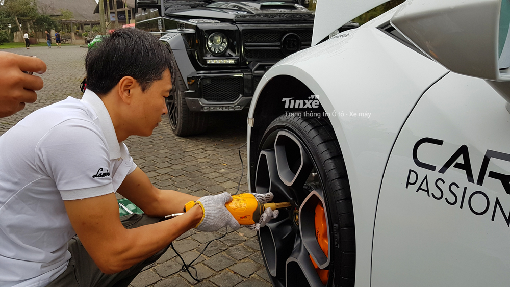 Anh Trần Khắc Huy, trưởng phòng kỹ thuật Lamborghini chịu trách nhiệm thay mâm cho siêu xe này