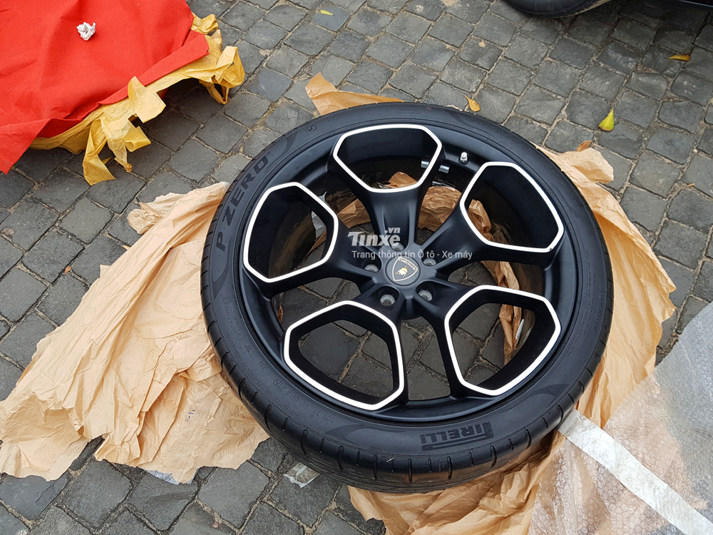 Bộ mâm chuẩn bị thay cho chiếc Lamborghini Huracan LP610-4 màu trắng đi kèm luôn lốp Firelli P Zero
