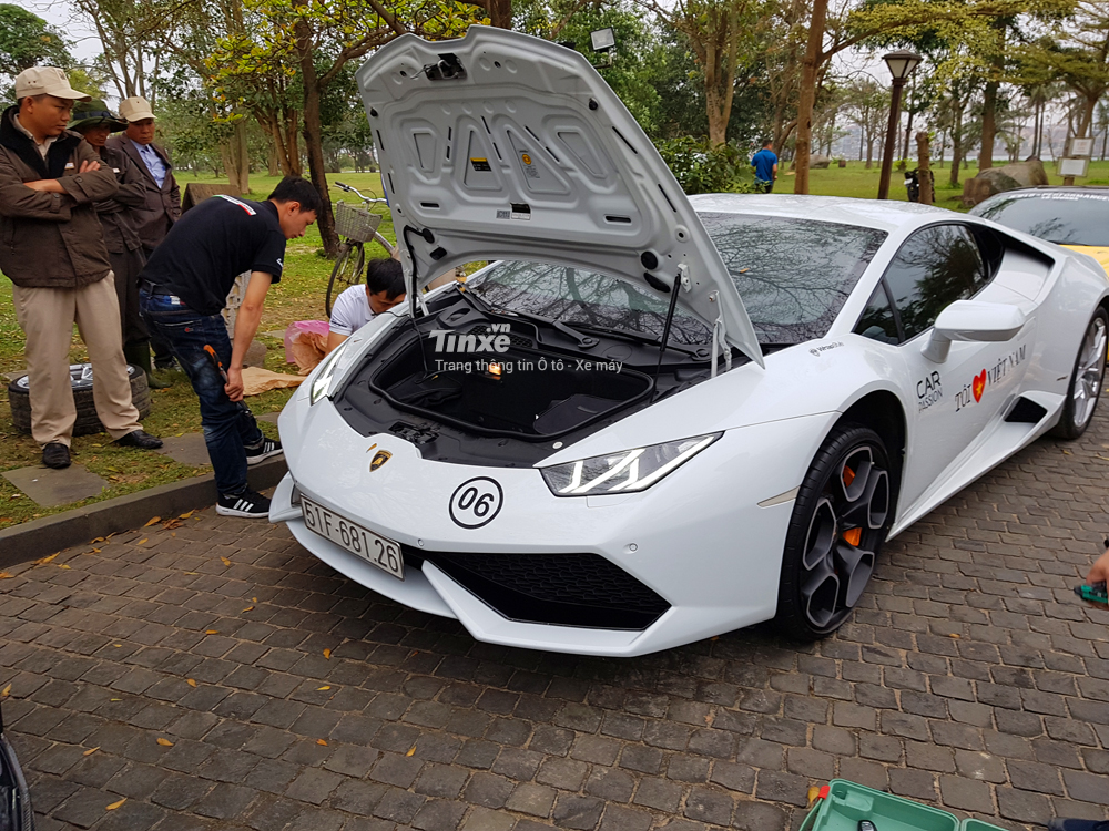 Công việc thay mâm cho chiếc Lamborghini Huracan LP610-4 mất khoảng 30 phút