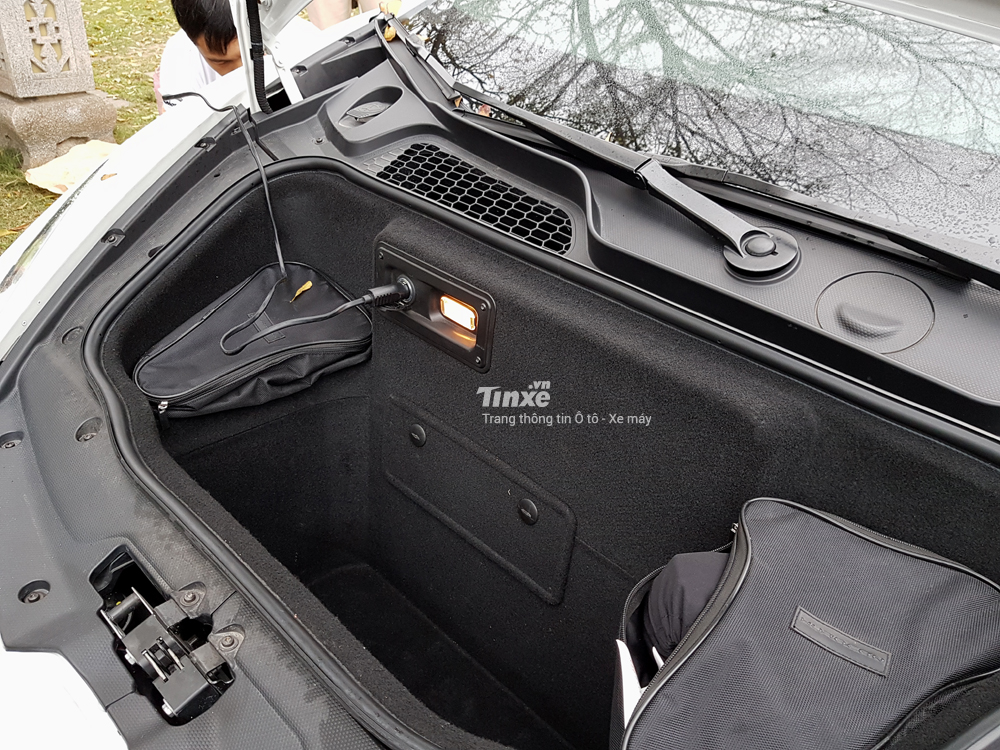 Những người thợ dùng nguồn điện của chiếc Huracan LP610-4 để sử dụng cho máy bắn ốc