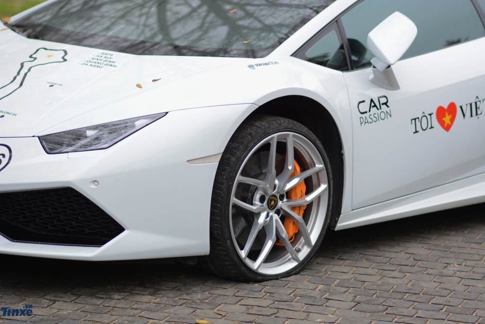 Lamborghini Huracan LP610-4 bị thủng lốp ở bánh xe trước