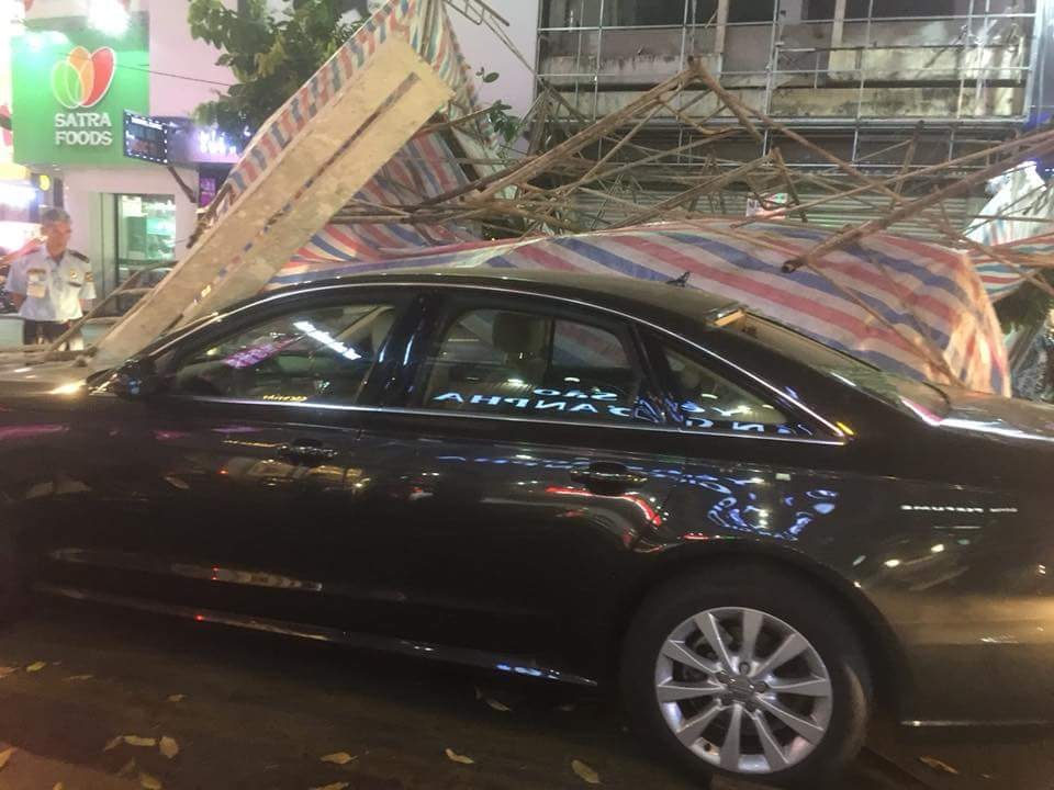 Giàn giáo đổ trúng ô tô