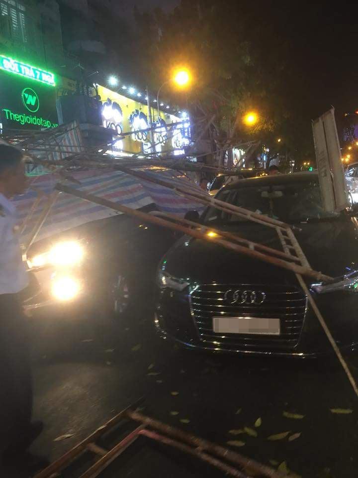 Giàn giáo đổ trúng ô tô