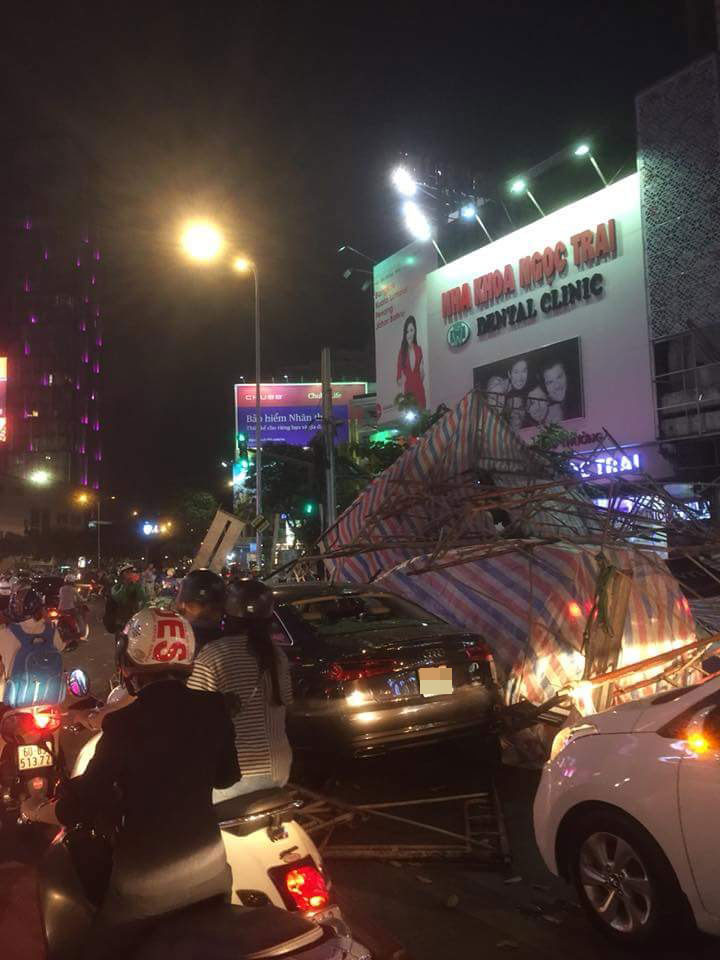 Giàn giáo đổ trúng ô tô