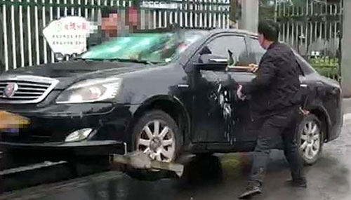 Đập phá ô tô sau nhiều lần vi phạm giao thông