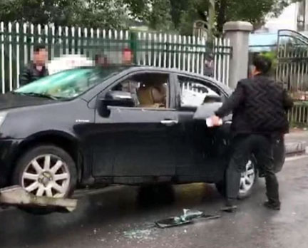 Đập phá ô tô sau nhiều lần vi phạm giao thông