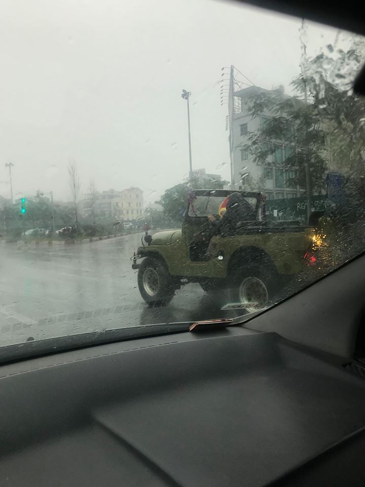 Ô tô mui trần sang trọng “mất thần thái” khi trời mưa