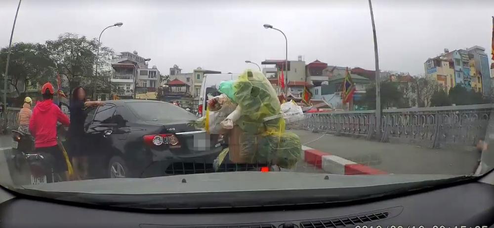 Nữ tài xế quay đầu trên cầu