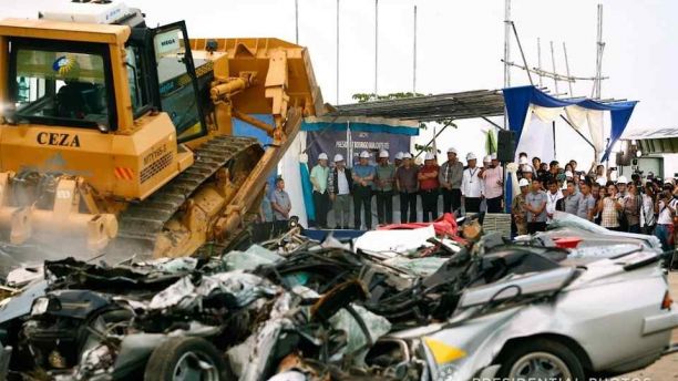 Xe nhập lậu bị nghiền nát tại Philippines Xe nhập lậu bị nghiền nát tại Philippines