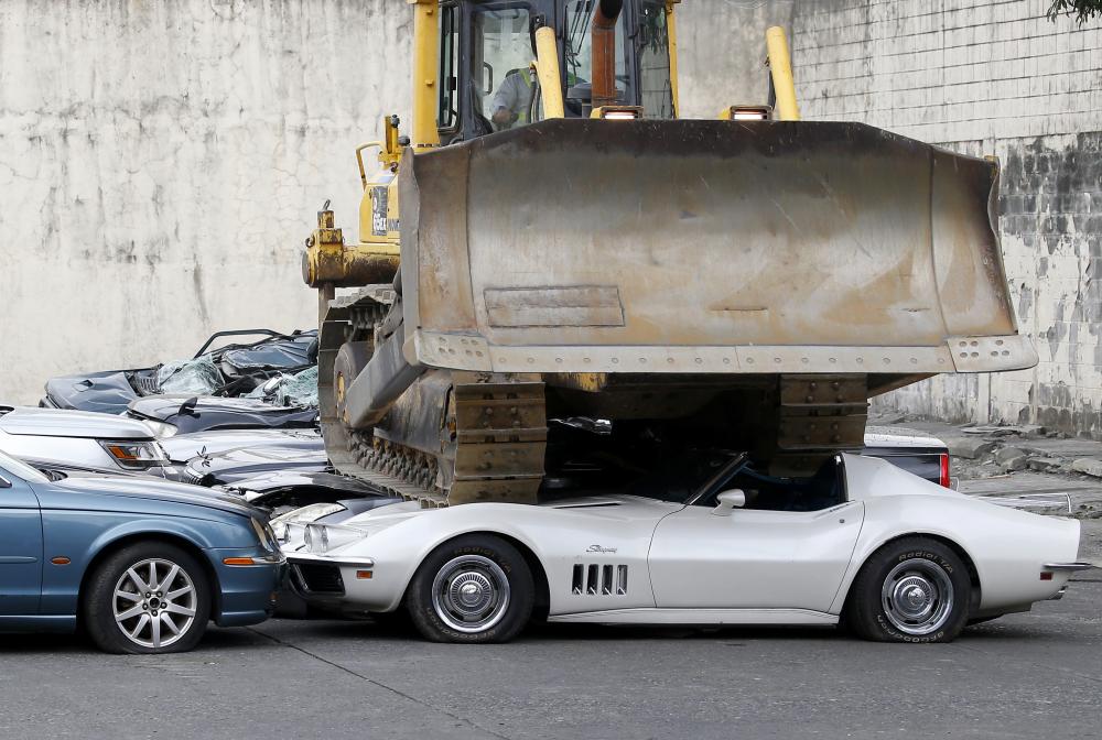 Xe nhập lậu bị nghiền nát tại Philippines Xe nhập lậu bị nghiền nát tại Philippines