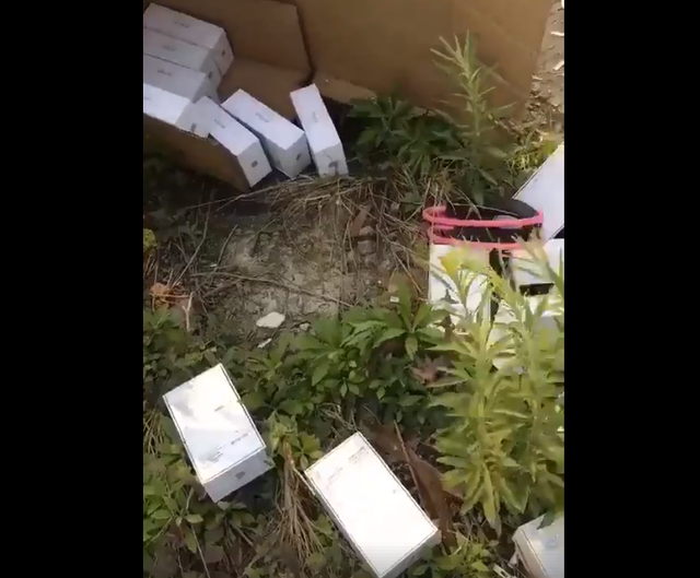 Thùng container phát nổ, iPhone X trên xe tải rơi khắp cao tốc Thùng container phát nổ, iPhone X trên xe tải rơi khắp cao tốc