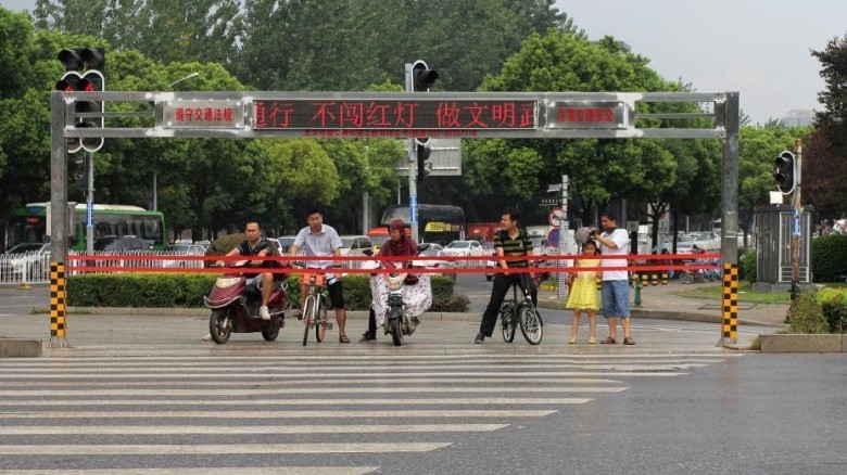 Trung Quốc: Cách xử phạt với đối tượng “ít bị áp dụng mức phạt giao thông”