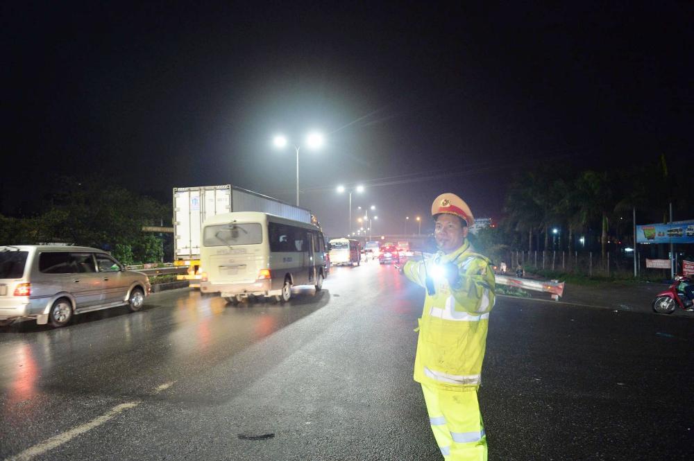 Cao tốc Pháp Vân – Cầu Giẽ: Tai nạn liên tiếp xảy ra do mưa phùn, kẹt xe hàng giờ Cao tốc Pháp Vân – Cầu Giẽ: Tai nạn liên tiếp xảy ra do mưa phùn, kẹt xe hàng giờ