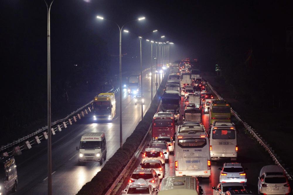 Cao tốc Pháp Vân – Cầu Giẽ: Tai nạn liên tiếp xảy ra do mưa phùn, kẹt xe hàng giờ Cao tốc Pháp Vân – Cầu Giẽ: Tai nạn liên tiếp xảy ra do mưa phùn, kẹt xe hàng giờ