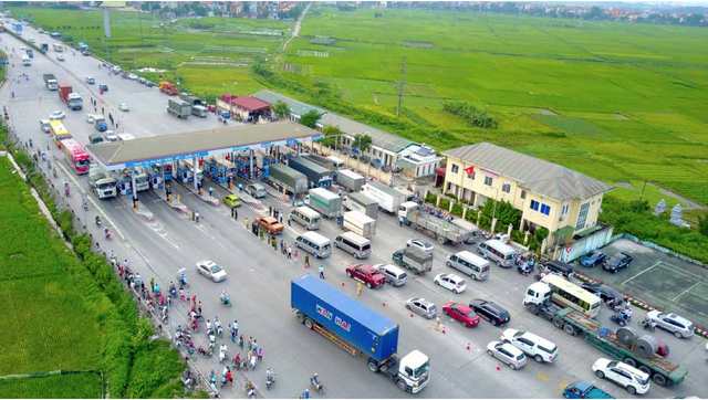 Sẽ xử phạt ô tô không dán thẻ thu phí tự động