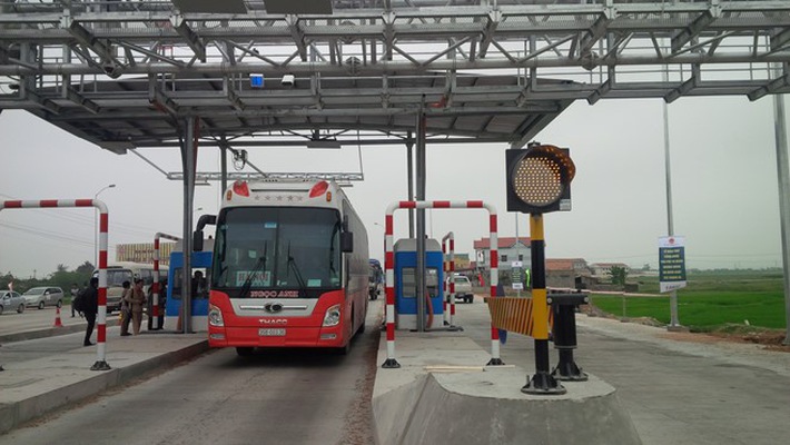 Sẽ xử phạt ô tô không dán thẻ thu phí tự động