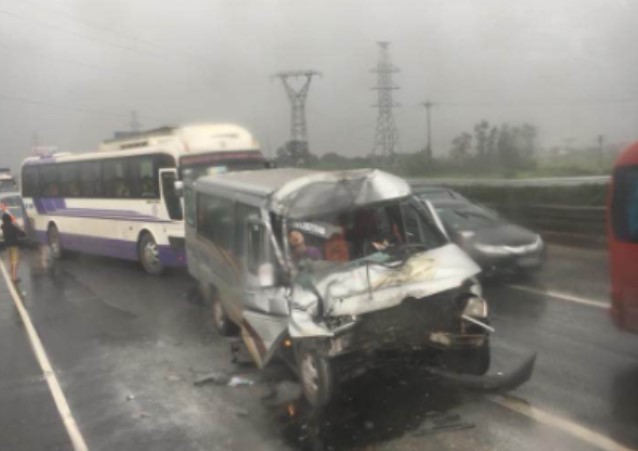 Vụ tai nạn giữa xe tải à xe 16 chỗ 