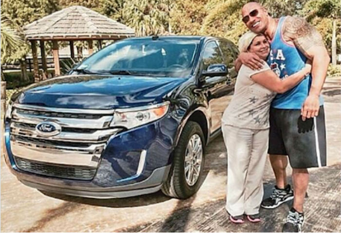 The Rock mua xe tặng người thân The Rock mua xe tặng người thân