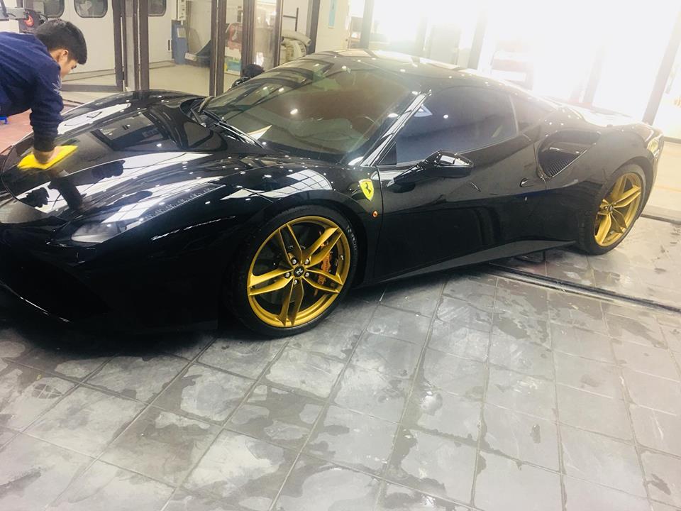 Ferrari 488 GTB màu đen