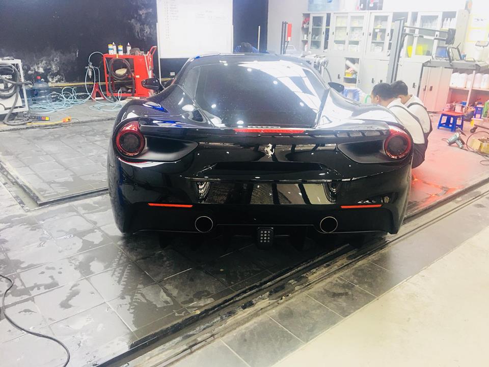 Ferrari 488 GTB màu đen