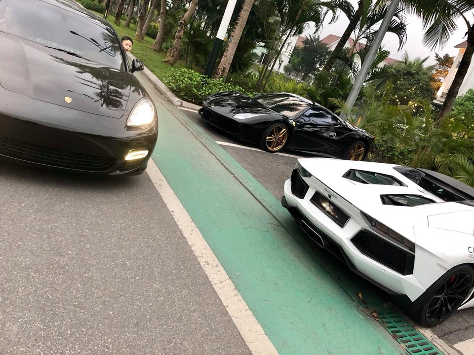 Ferrari 488 GTB màu đen