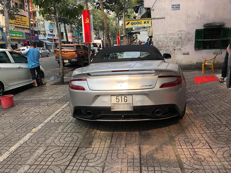 Aston Martin Vanquish mui trần 