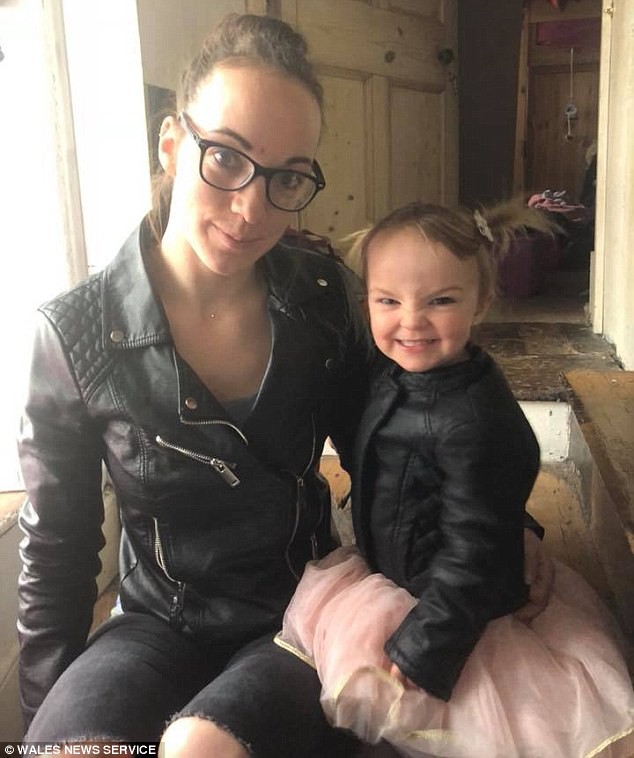 Ô tô mất thắng lao xuống sông, bé gái tử vong