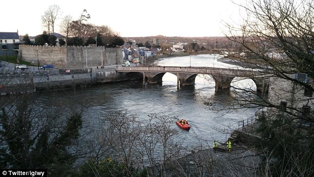 Ô tô mất thắng lao xuống sông, bé gái tử vong