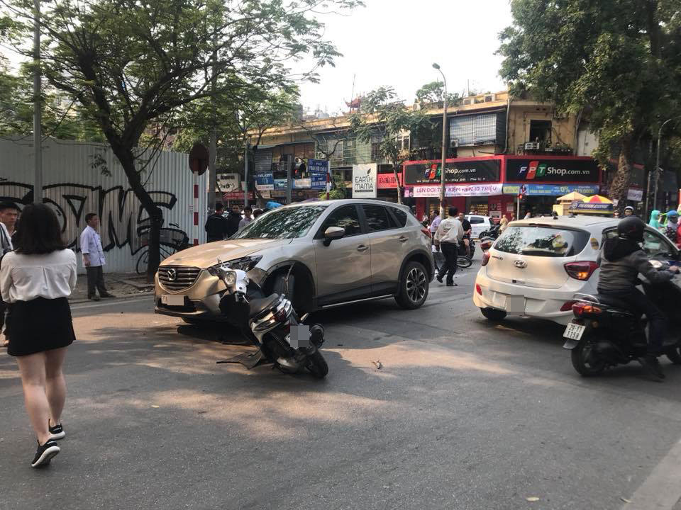 Mazda CX-5 gây tai nạn Mazda CX-5 gây tai nạn