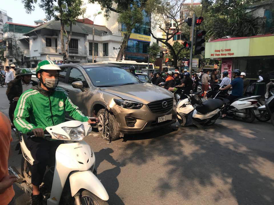 Mazda CX-5 gây tai nạn Mazda CX-5 gây tai nạn