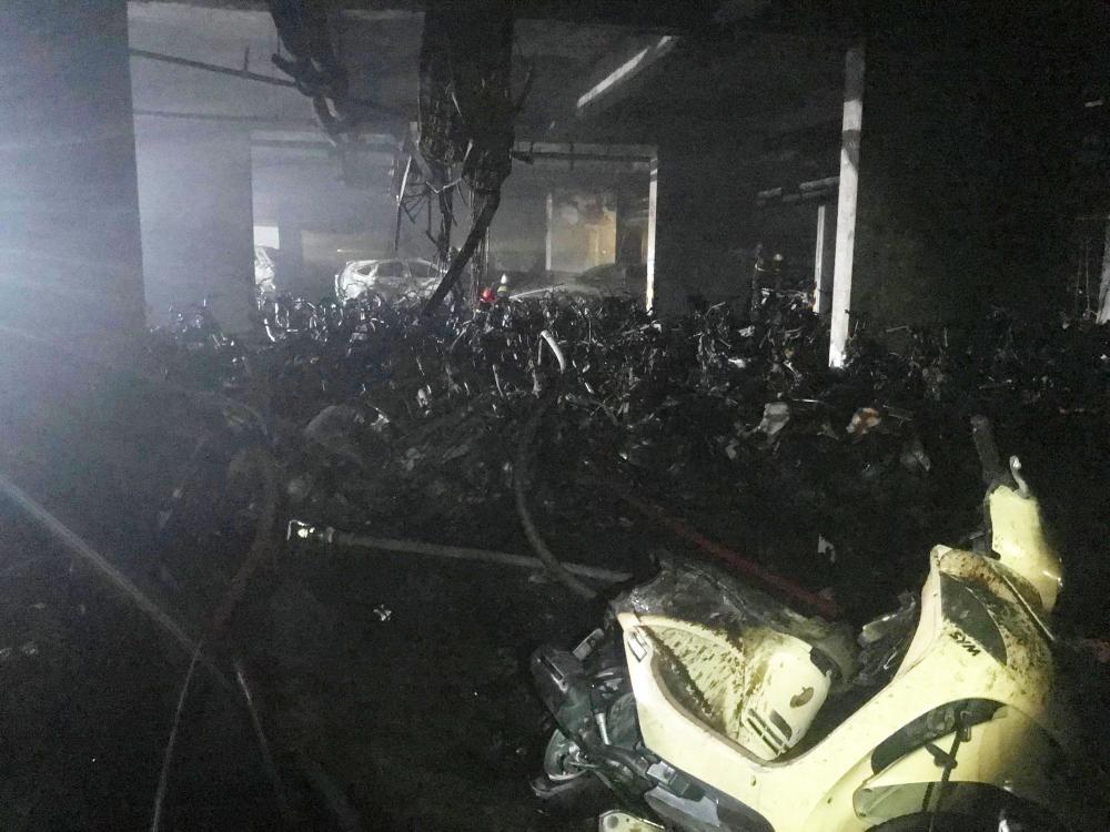 Cháy chung cư Carina: Ngọn lửa bốc cháy từ xe Attila Cháy chung cư Carina: Ngọn lửa bốc cháy từ xe Attila