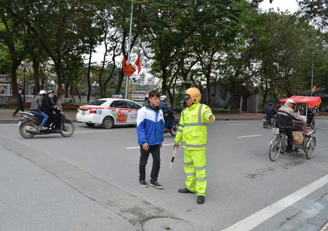 Người phụ nữ đi bộ “bay giữa đường” do không đủ nhẫn nại chờ đèn đỏ Người phụ nữ đi bộ “bay giữa đường” do không đủ nhẫn nại chờ đèn đỏ