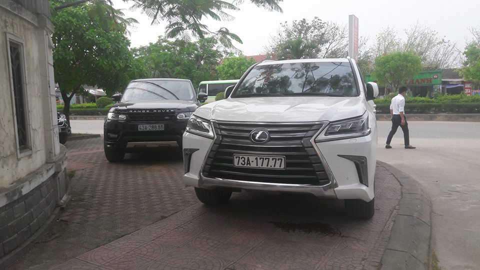 Range Rover Sport và Lexus LX570