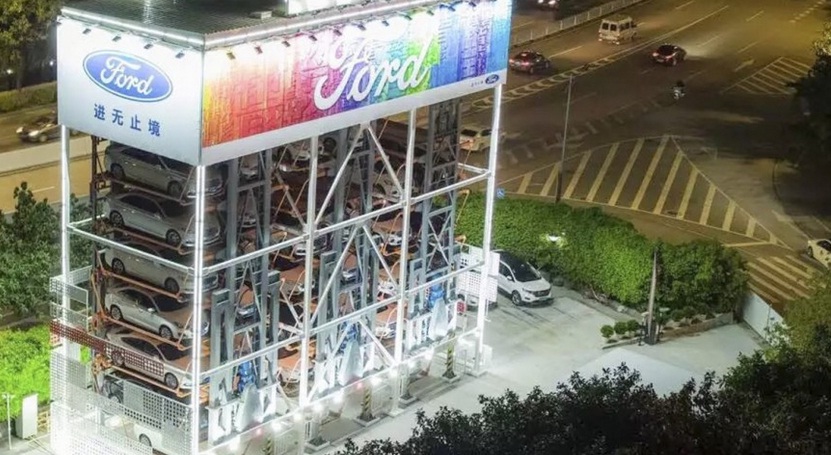 Người Trung Quốc mua xe Ford từ máy bán hàng tự động Người Trung Quốc mua xe Ford từ máy bán hàng tự động