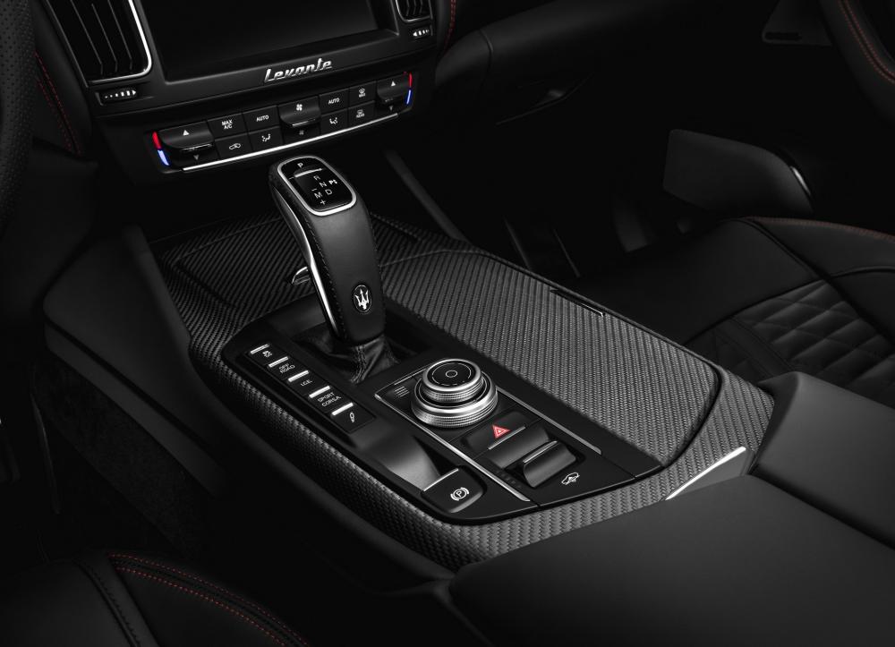 Bởi Levante Trofeo tập trung nhất vào hiệu xuất nên công ty đã tạo ra chế độ lái Corsa mới với tính năng điều khiển xuất phát. Maserati nói rằng chế độ này cải thiện phản ứng động cơ và chuyển số trong khi giảm độ cao xe và tăng cường hệ thống treo. Bởi Levante Trofeo tập trung nhất vào hiệu xuất nên công ty đã tạo ra chế độ lái Corsa mới với tính năng điều khiển xuất phát. Maserati nói rằng chế độ này cải thiện phản ứng động cơ và chuyển số trong khi giảm độ cao xe và tăng cường hệ thống treo.