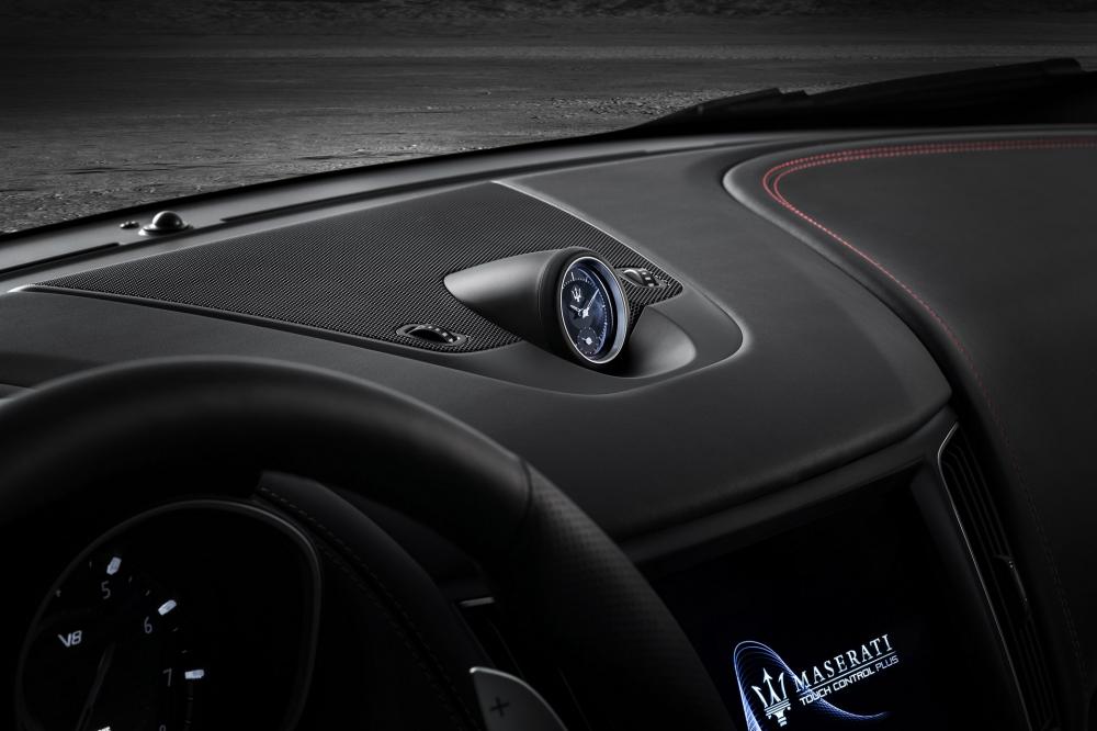 Mẫu xe crossover mới còn trang bị đồng hồ đặt trên mặt táp-lô, thảm trải sàn độc đáo và hệ thống âm thanh vòm xịn Bowers & Wilkins với 17 loa. Mẫu xe crossover mới còn trang bị đồng hồ đặt trên mặt táp-lô, thảm trải sàn độc đáo và hệ thống âm thanh vòm xịn Bowers & Wilkins với 17 loa.