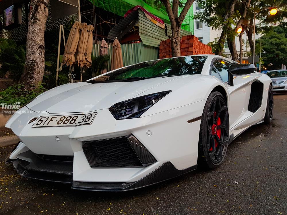 cuong-dola-cung-ban-be-trai-nghiem-sieu-xe-lamborghini-va-ferrari-moi-mua