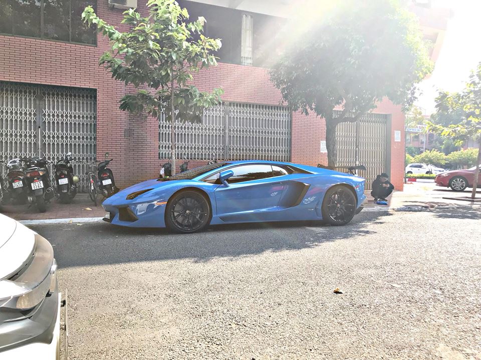 cuong-dola-cung-ban-be-trai-nghiem-sieu-xe-lamborghini-va-ferrari-moi-mua