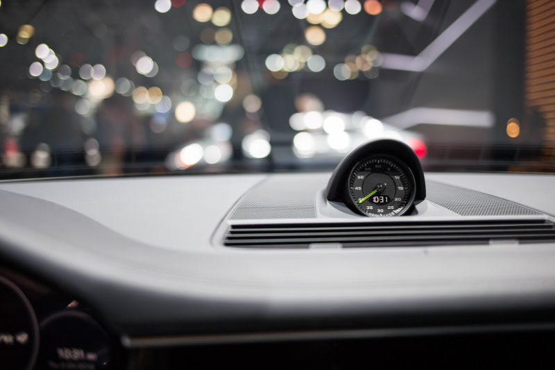 Đồng hồ analog trên Porsche Panamera