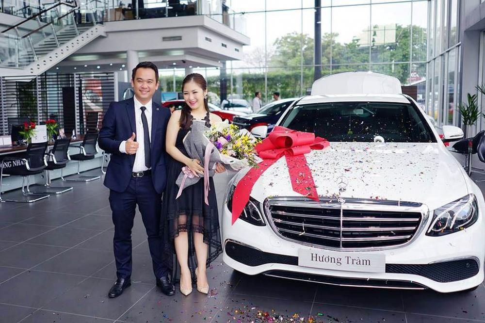 Ca sỹ Hương Tràm bên mẫu xe sang Mercedes-Benz