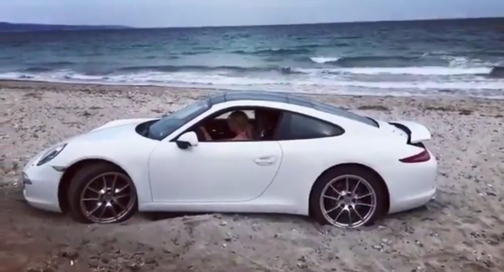 Porsche 911 mắc kẹt trên bãi cát